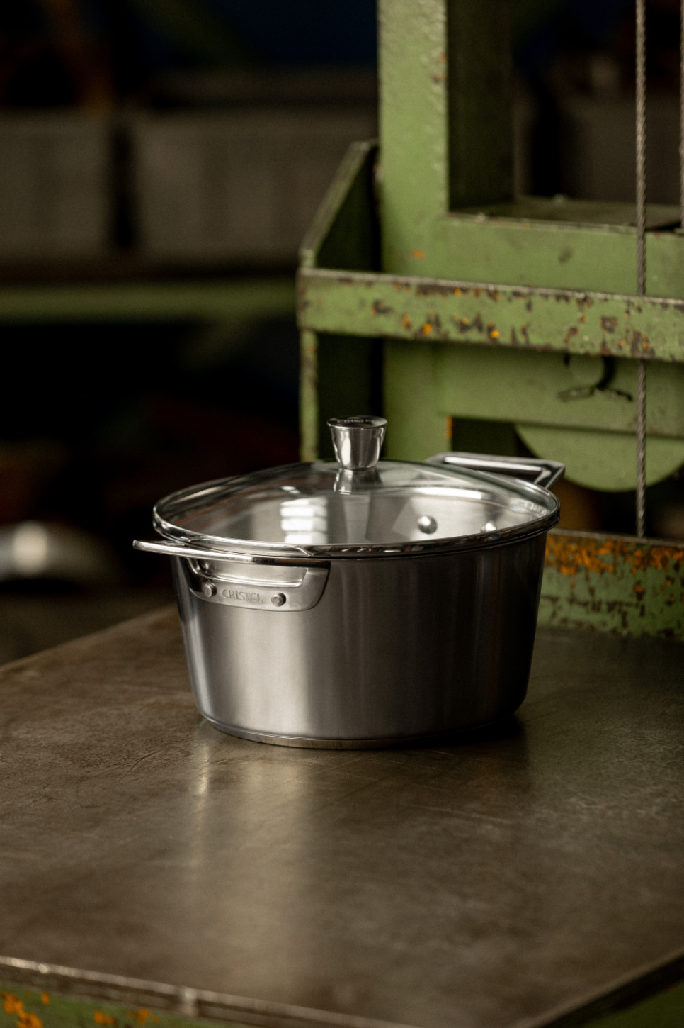 Garnek ze stali nierdzewnej z dwoma uszami i szklaną pokrywką, 1826 - Cristel Garnek ze stali nierdzewnej z dwoma uszami i szklaną pokrywką, 1826 - Cristel