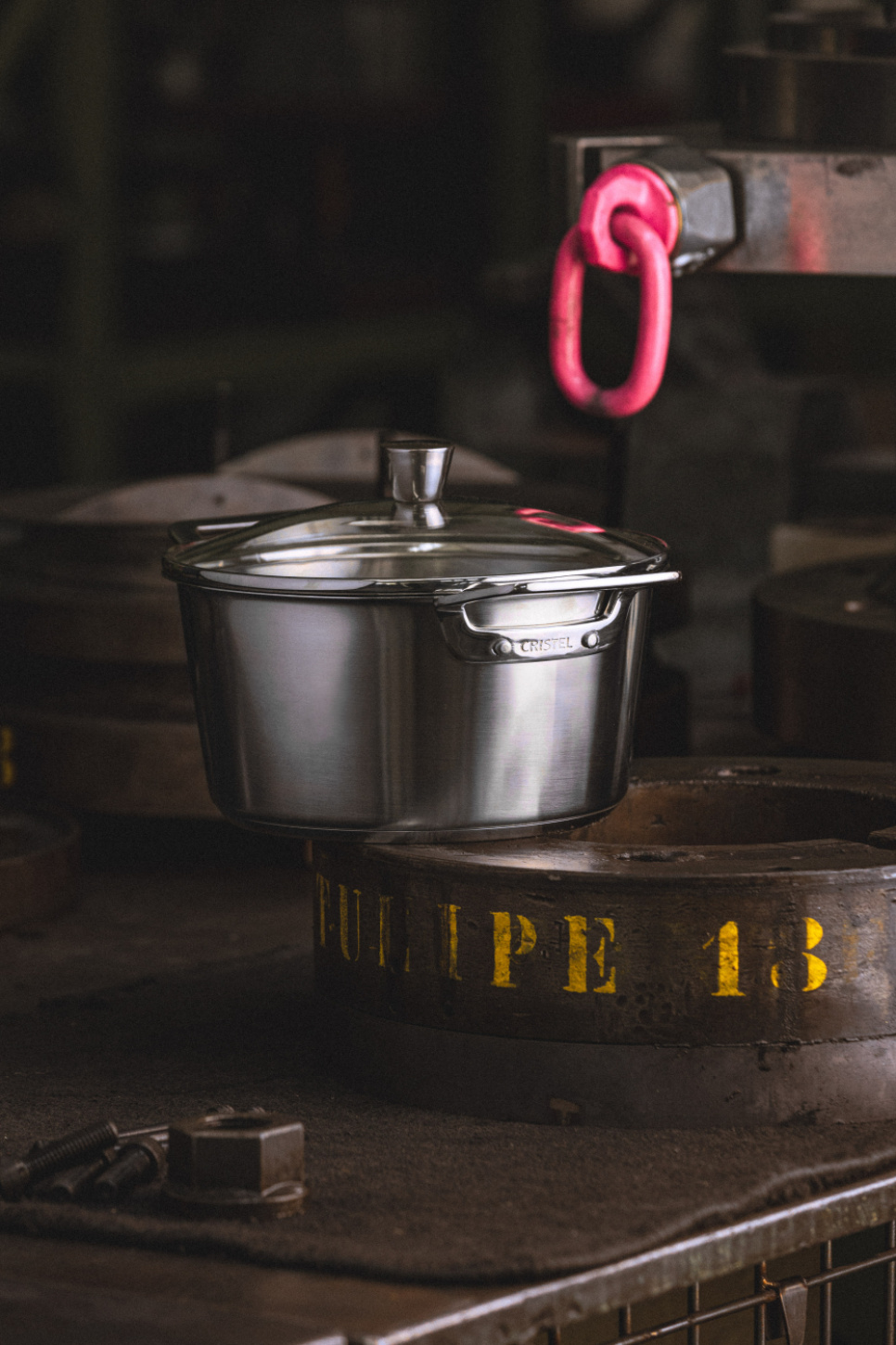 Garnek ze stali nierdzewnej z dwoma uszami i szklaną pokrywką, 1826 - Cristel Garnek ze stali nierdzewnej z dwoma uszami i szklaną pokrywką, 1826 - Cristel