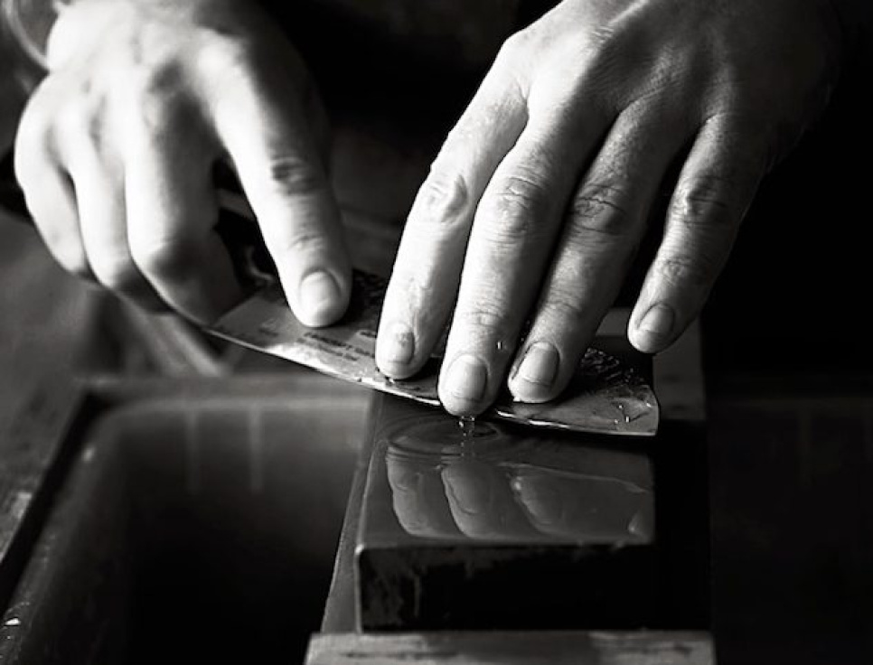 Learn to sharpen a knife on wet stone with Niklas Ekelund (Malmöbutiken) w grupie w The Kitchen Lab (1317-27040)