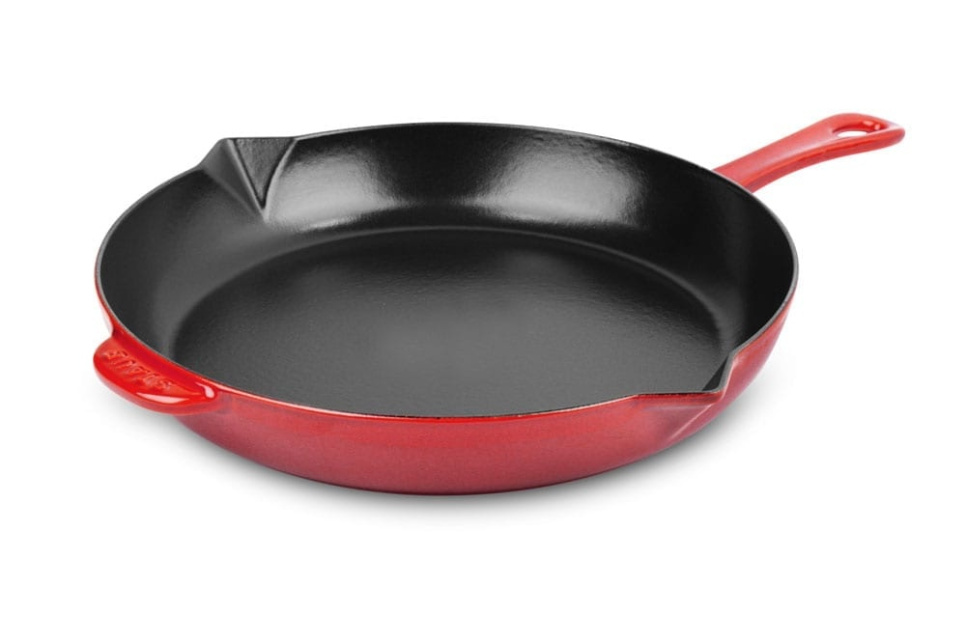 Patelnia żeliwna z żeliwną rączką, 26 cm, czerwona - Staub w grupie Gotowanie / Patelnia / Patelnie w The Kitchen Lab (1418-12948)