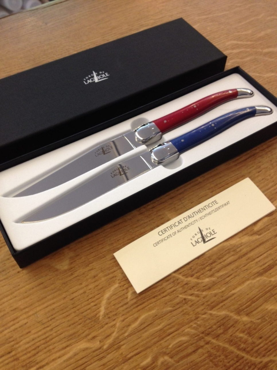 Zestaw 2 noży jadalnych, czerwona i niebieska rączka - Forge de Laguiole w grupie Nakrycie stołu / Sztućce / Noże w The Kitchen Lab (1446-15906)
