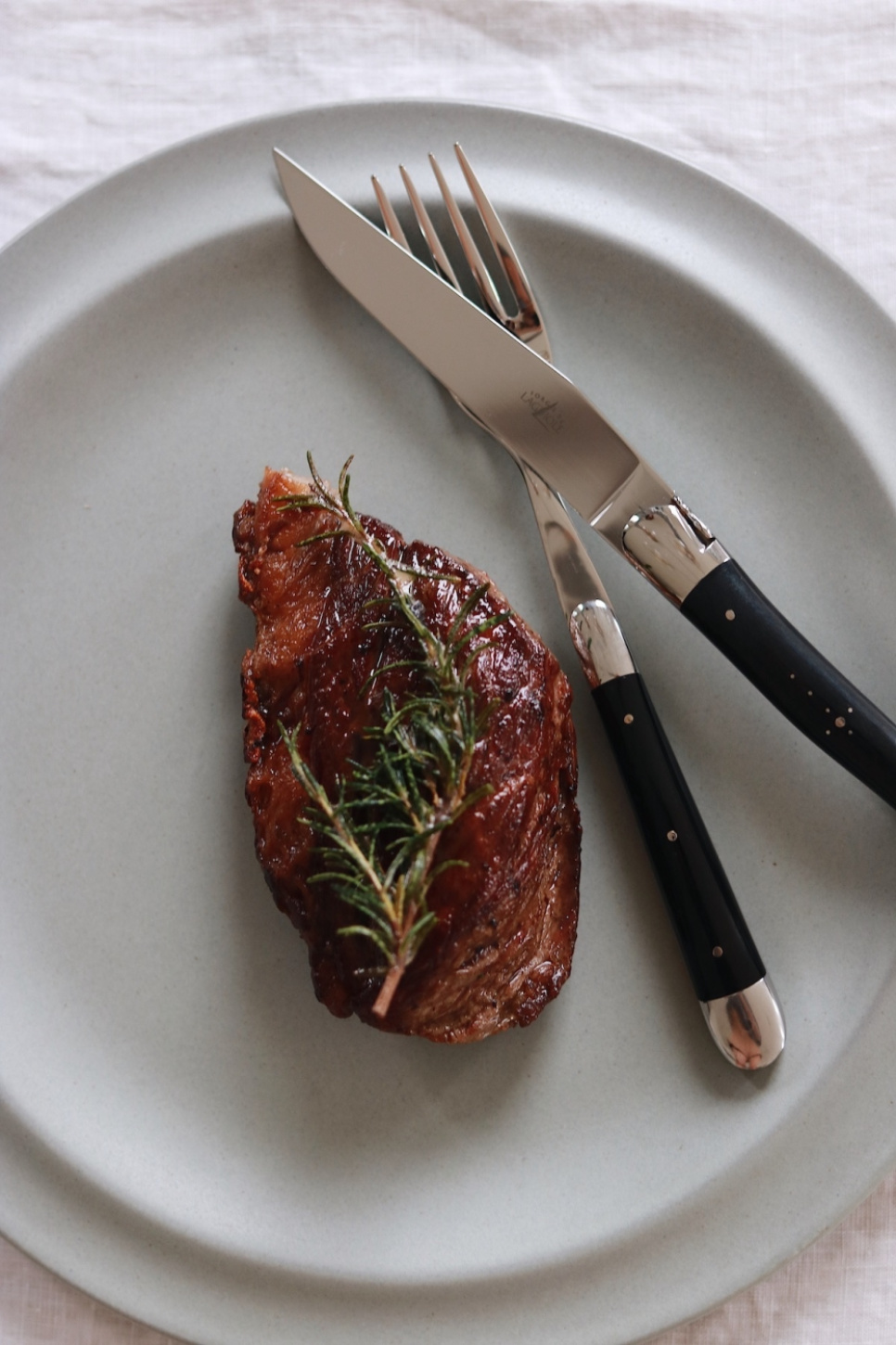 Sześć noży, rękojeść Dark Horn, polerowana, Tradition - Forge de Laguiole Sześć noży, rękojeść Dark Horn, polerowana, Tradition - Forge de Laguiole