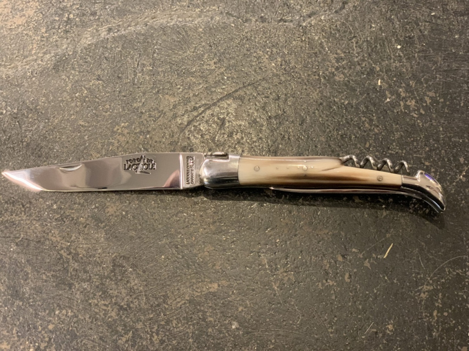 Nóż do żywności z składanym ostrzem i korkociągiem - rączka w kolorze jasnego rogu w grupie Nakrycie stołu / Sztućce / Noże w The Kitchen Lab (1446-23201)