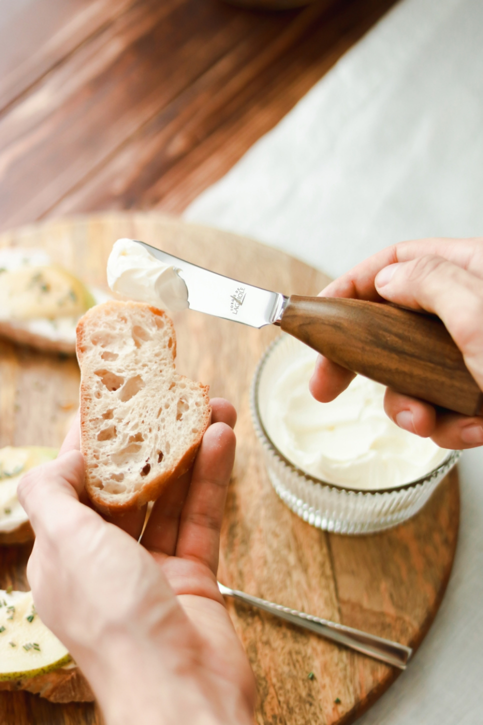 Nóż do masła z rękojeścią z orzecha włoskiego, Lou Bure - Forge de Laguiole