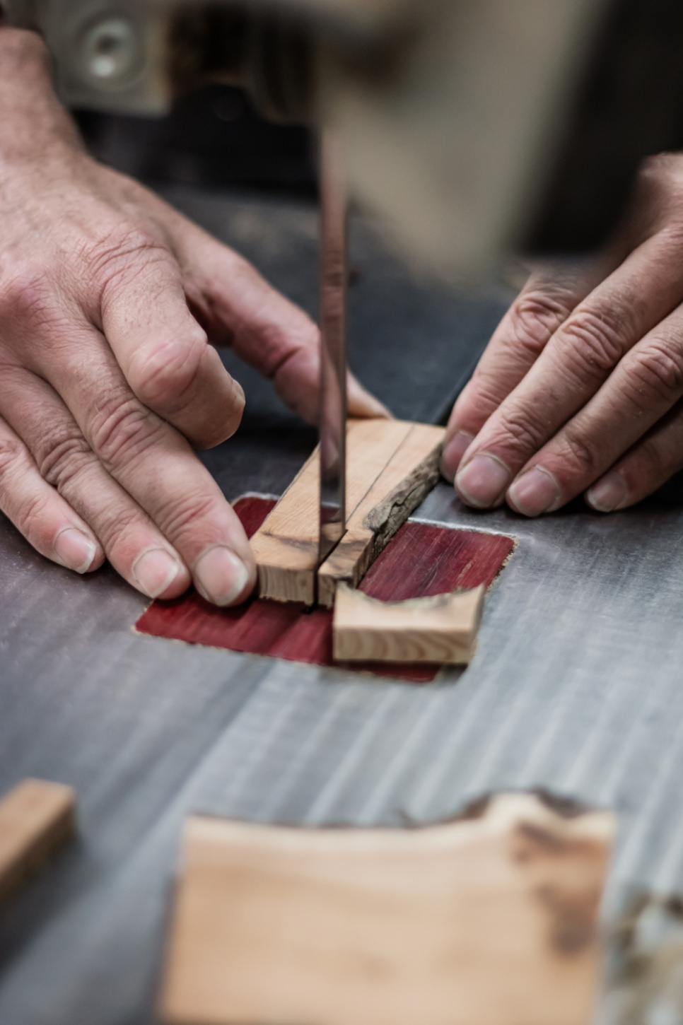 Nóż sommelierski ze skamieniałej kory dębu, damascenizowany z dekoracją, kolekcja - Forge de Laguiole