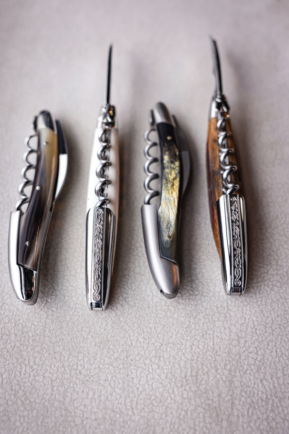 Nóż sommelierski z kości, damascenizowany z dekoracją, kolekcja - Forge de Laguiole