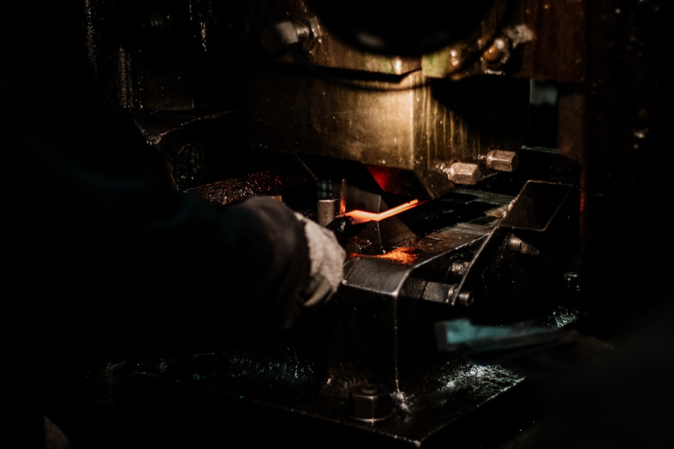 Brzozowy nóż sommelierski, damascenizowany z dekoracją, kolekcja - Forge de Laguiole