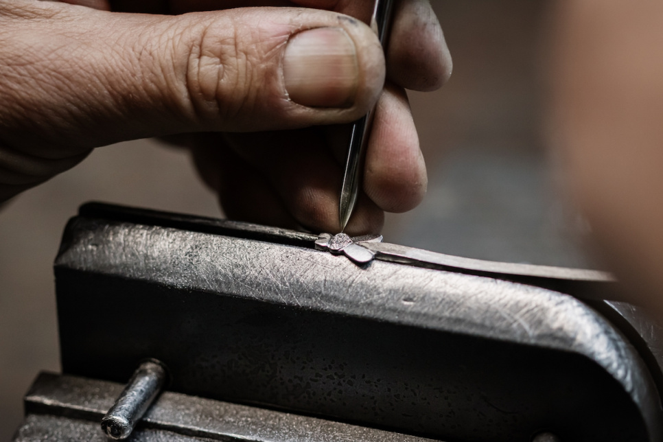 Nóż sommelierski ze skamieniałego dębu, damascenizowany z dekoracją, kolekcja - Forge de Laguiole