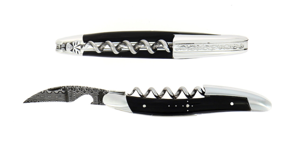 Nóż sommelierski z ciemnego rogu, damascenizowany z dekoracją, kolekcja - Forge de Laguiole w grupie Bar i wino / Akcesoria do wina / Noże sommeliera i otwieracze do butelek w The Kitchen Lab (1446-32968)