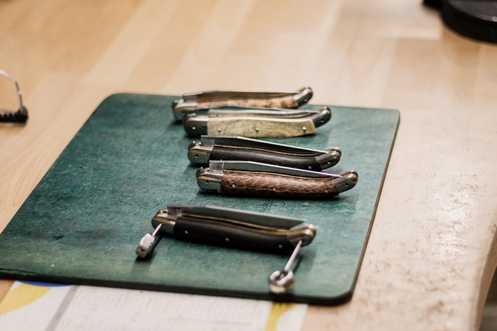 Nóż sommelierski z oliwek, damasceński z dekoracją, kolekcja - Forge de Laguiole