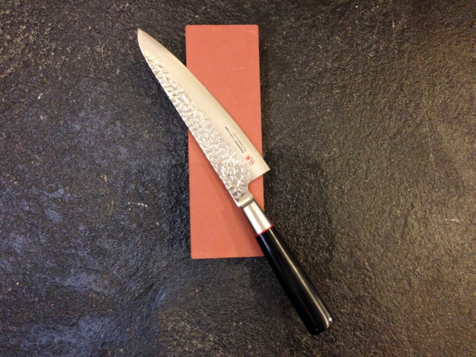Kurs szlifowania z mokrą osełką, krok 1 w grupie Gotowanie / Noże kuchenne / Pielęgnacja noży / Pozostała pielęgnacja noży w The Kitchen Lab (1450-13634)