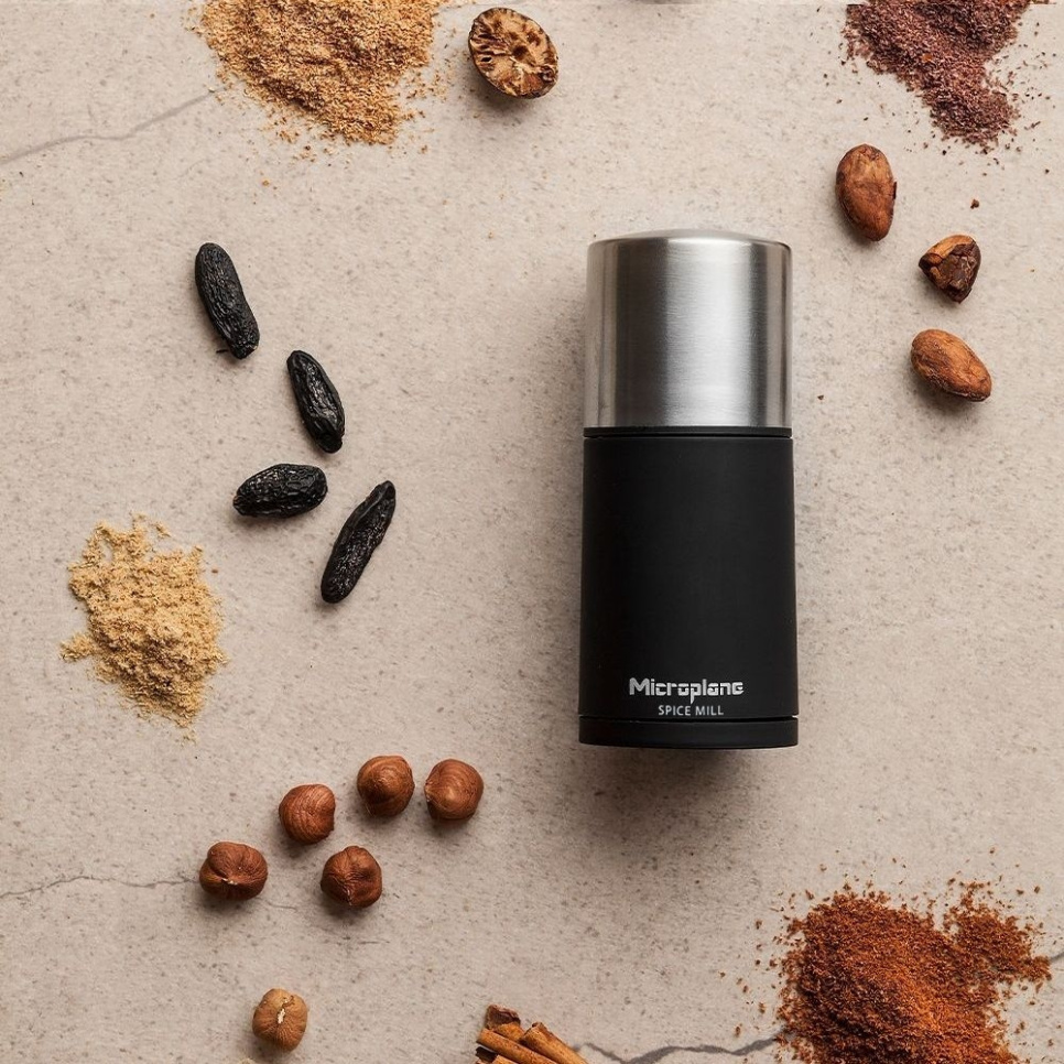 Młynek do przypraw ze schowkiem, 2 w 1 - Microplane Młynek do przypraw ze schowkiem, 2 w 1 - Microplane
