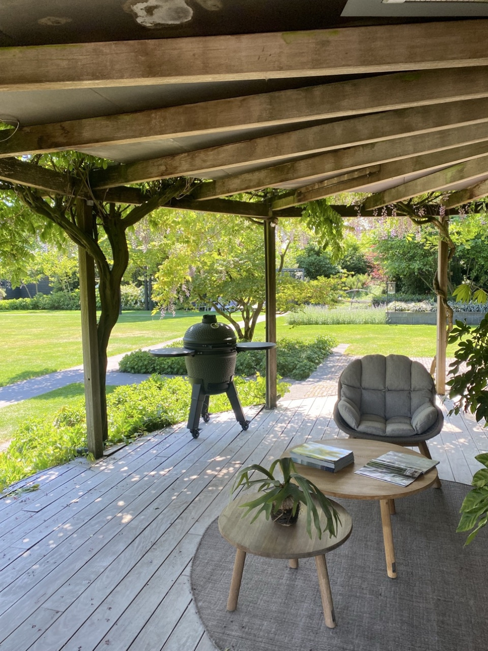 Grill Kamado z uchwytem na nogi, czarnymi nogami z kółkami i stolikiem bocznym - Moddern Grill Kamado z uchwytem na nogi, czarnymi nogami z kółkami i stolikiem bocznym - Moddern