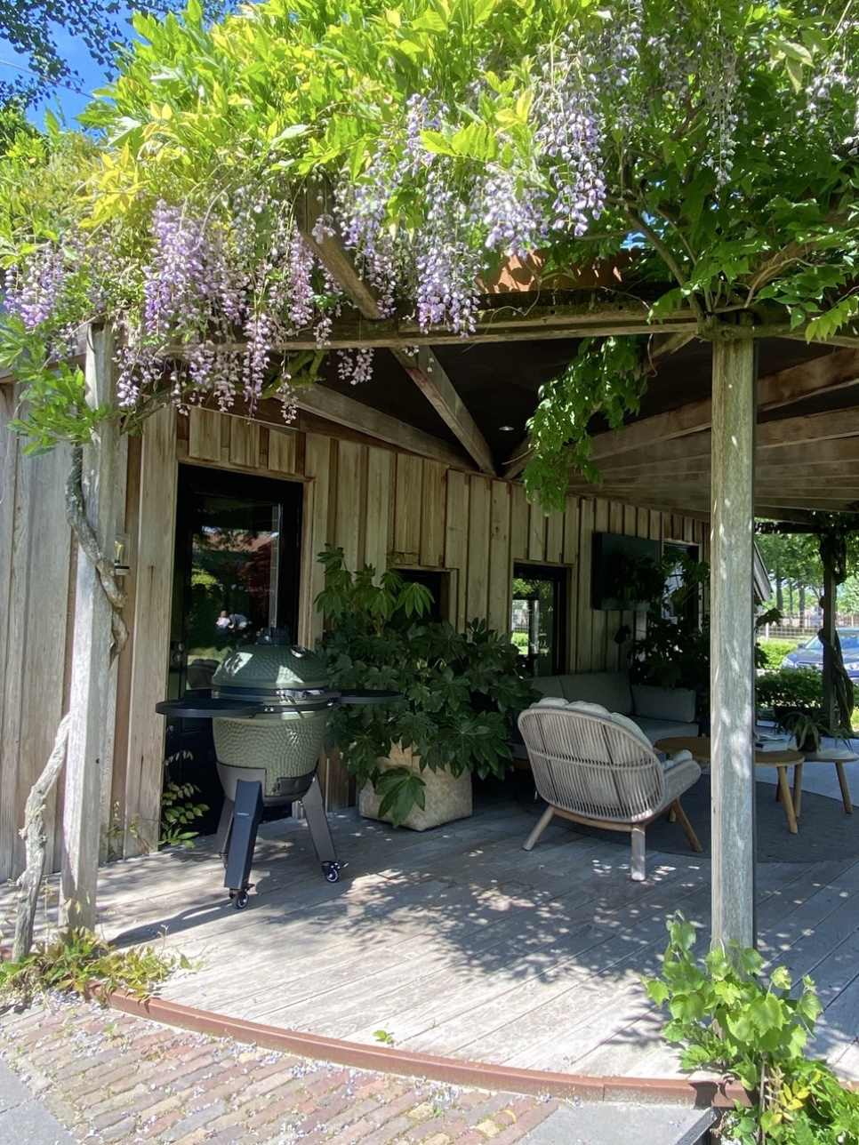 Grill Kamado z uchwytem na nogi, czarnymi nogami z kółkami i stolikiem bocznym - Moddern Grill Kamado z uchwytem na nogi, czarnymi nogami z kółkami i stolikiem bocznym - Moddern