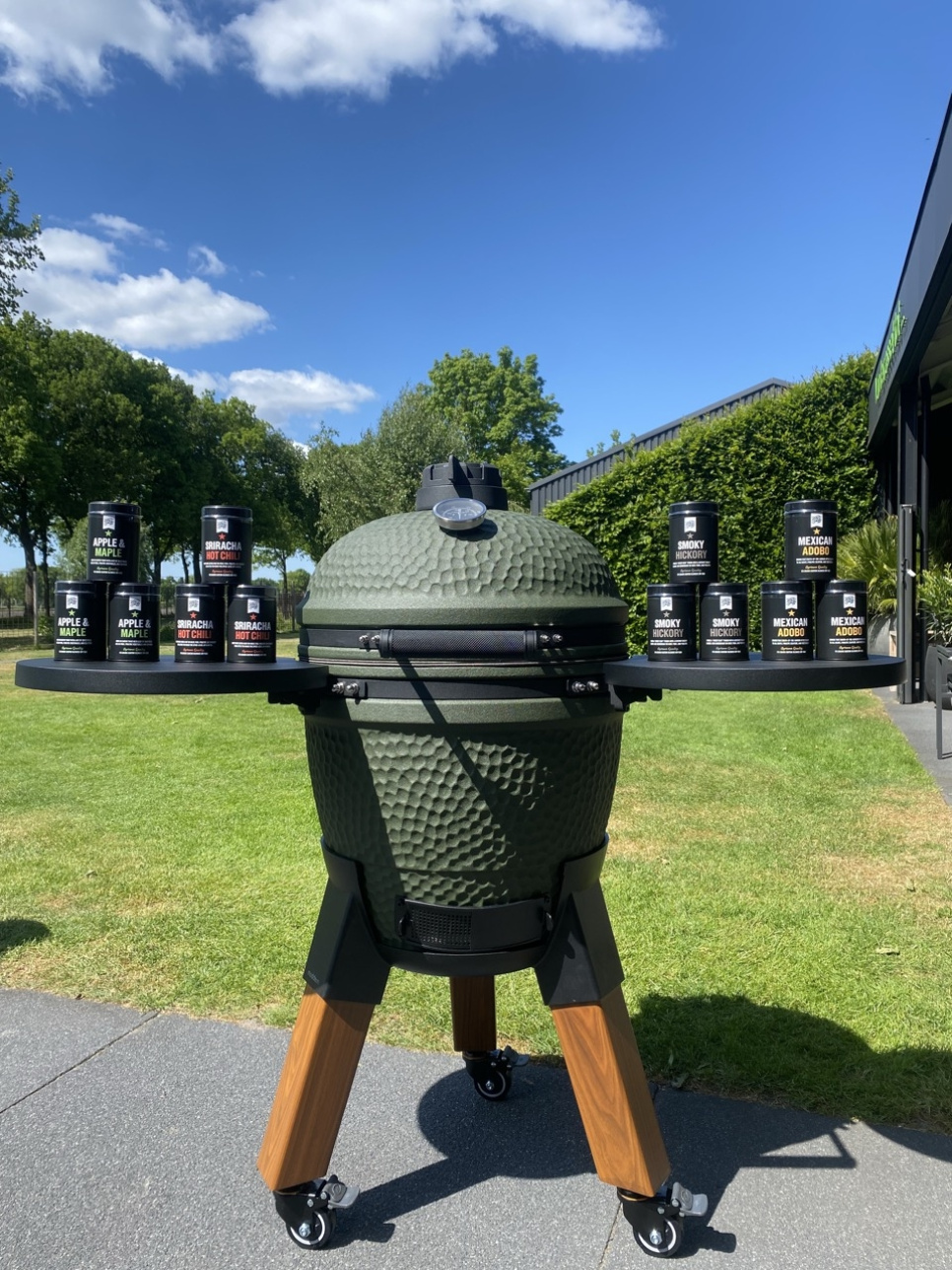 Grill Kamado ze wspornikiem nóg, aluminiowymi nogami (imitacja drewna) z kółkami i stolikiem bocznym - Moddern Grill Kamado ze wspornikiem nóg, aluminiowymi nogami (imitacja drewna) z kółkami i stolikiem bocznym - Moddern