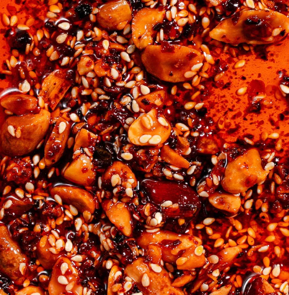 Peanut Rãyu, chrupiący olej chili z orzeszkami ziemnymi i sezamem, 240 g - White Mausu