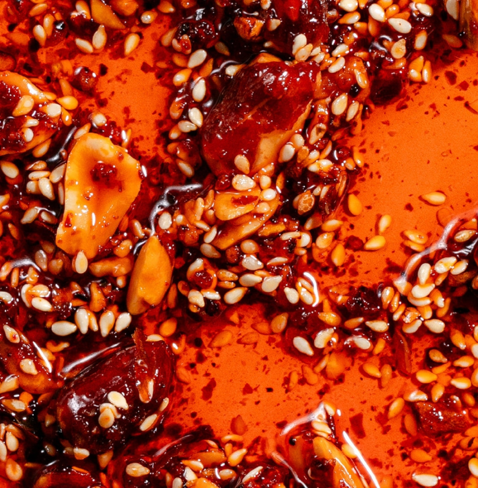 Extra Hot Peanut Rãyu, chrupiący olej chili z orzeszkami ziemnymi i sezamem, 240 g - White Mausu