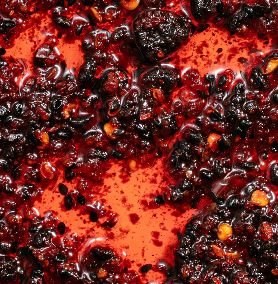 Black Bean Rãyu, chrupiący olej chili z czarną fasolą i miso, 240 g - White Mausu